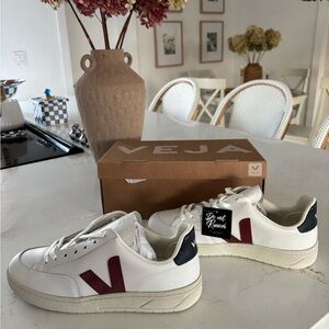 Veja New in Box Men’s Eur 44 US size 11 leather shoe sneaker white red stripe